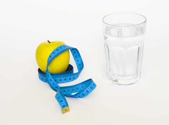 90 napos diéta - alma és pohár víz